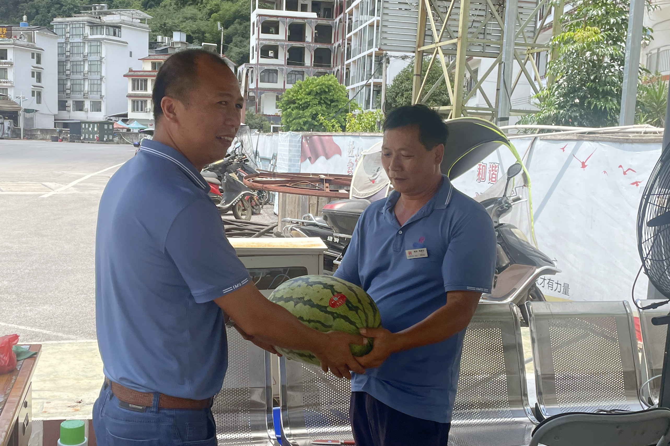 为员工奉上西瓜.jpg
